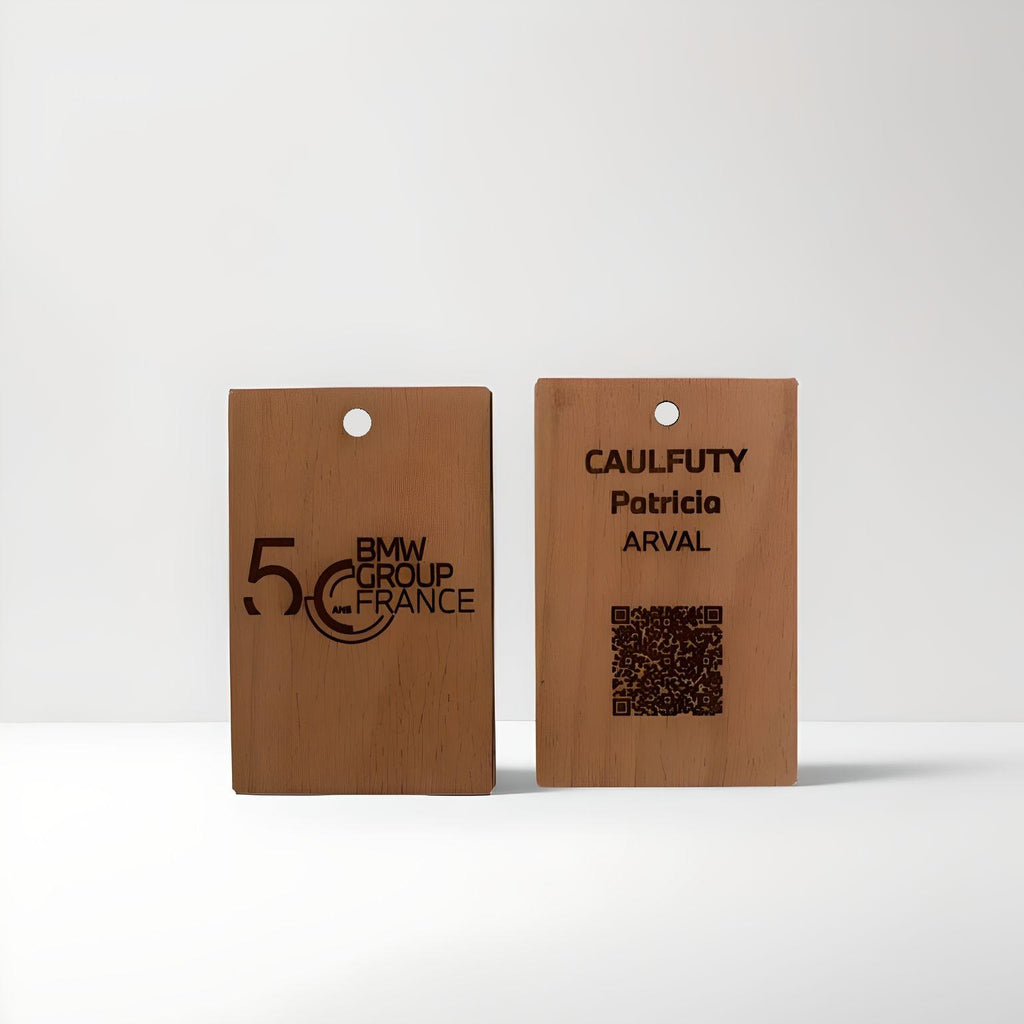 Badge en bois personnalisé avec QR code – Tour de cou inclus | Idéal salons, événements & conférences
