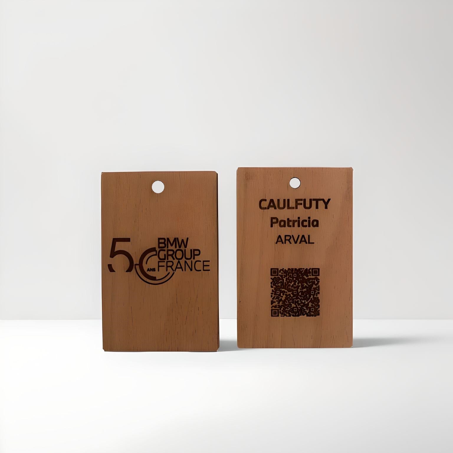 Badge en bois personnalisé avec QR code – Tour de cou inclus | Idéal salons, événements & conférences