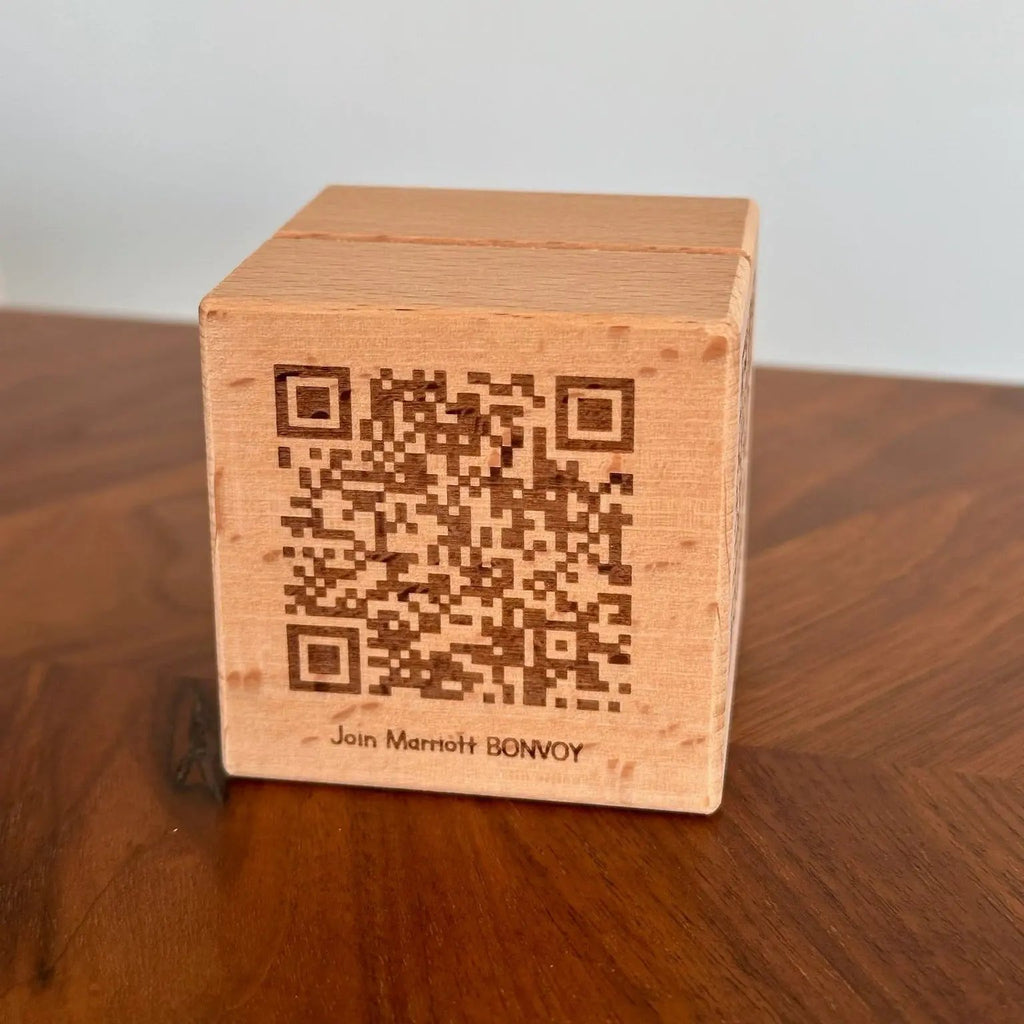 Cube en bois QR code personnalisable avec fente