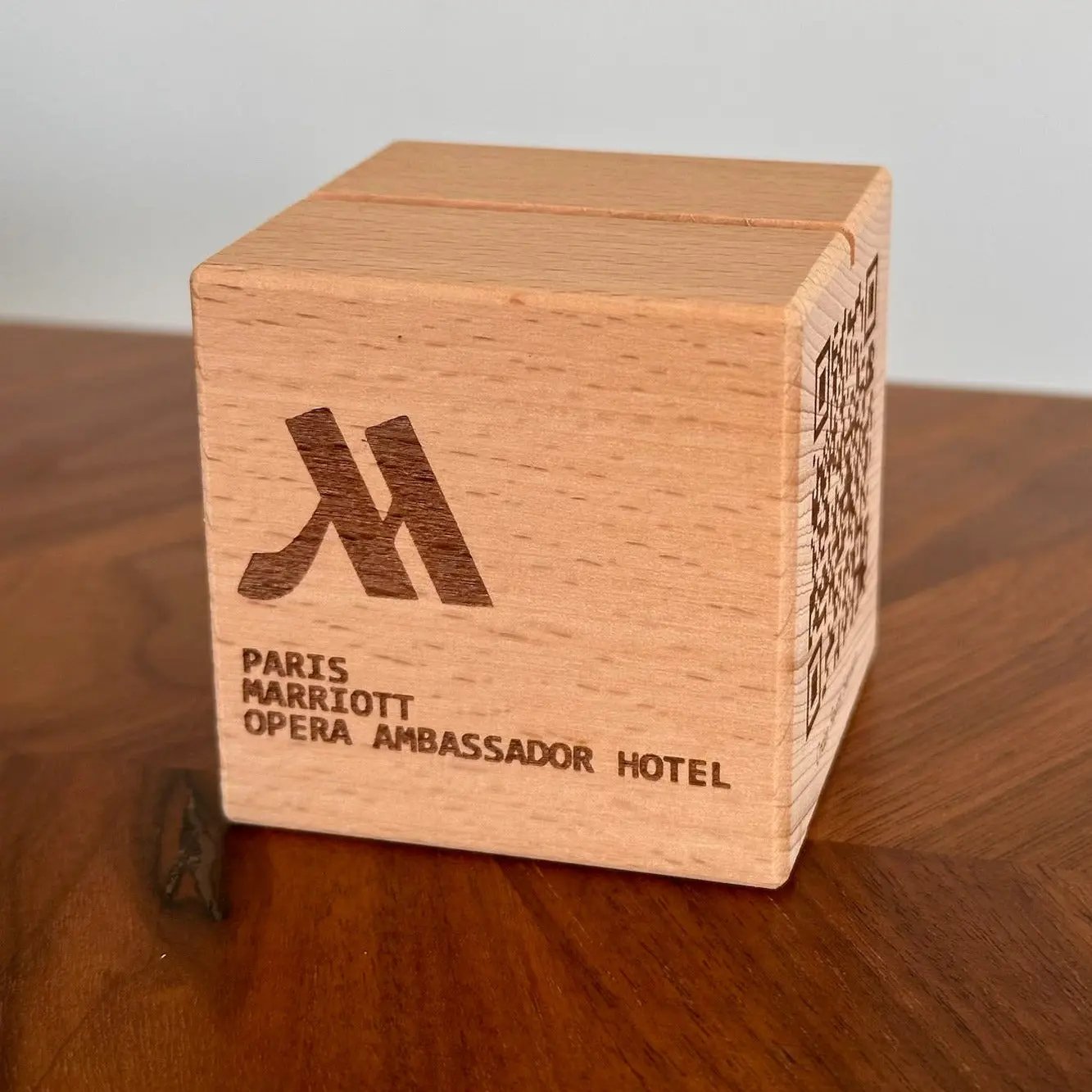 Cube en bois QR code personnalisable avec fente
