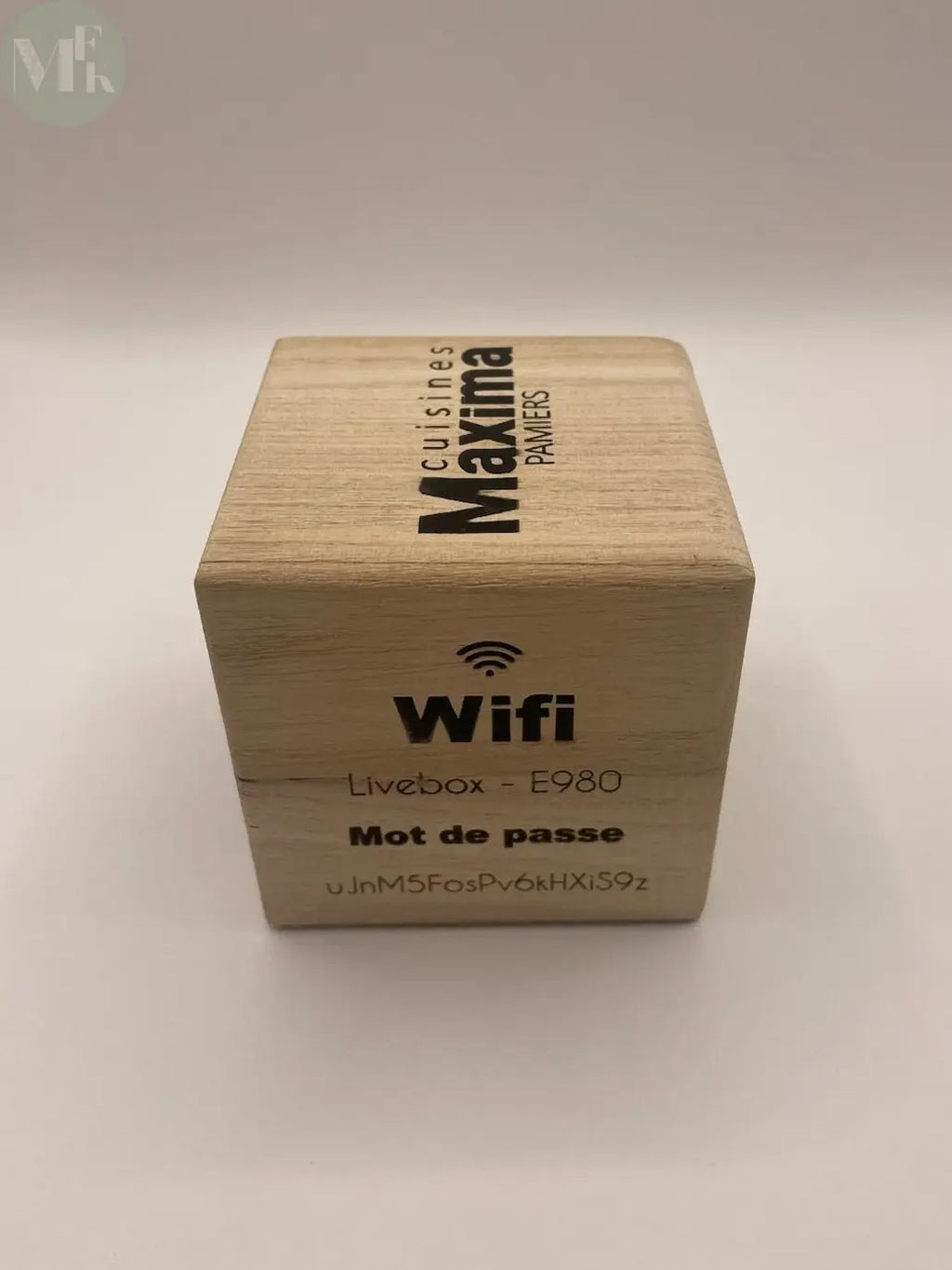 Cube en bois personnalisé publicitaire gravé (Wifi,Fonction,QR code)