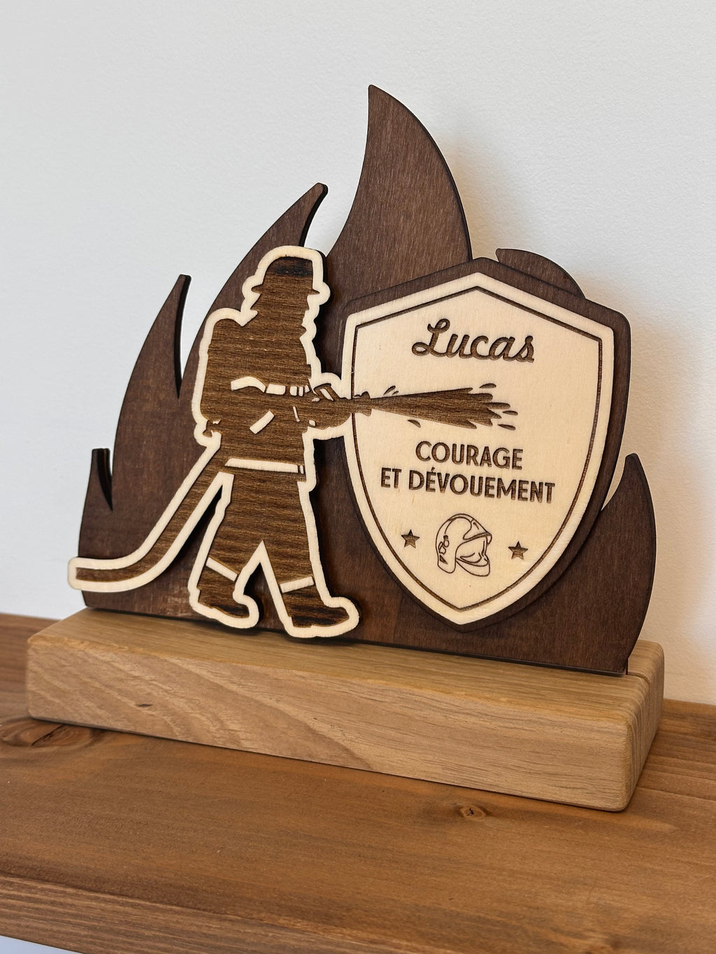 Trophée personnalisé en bois et plexiglass – fabrication sur mesure