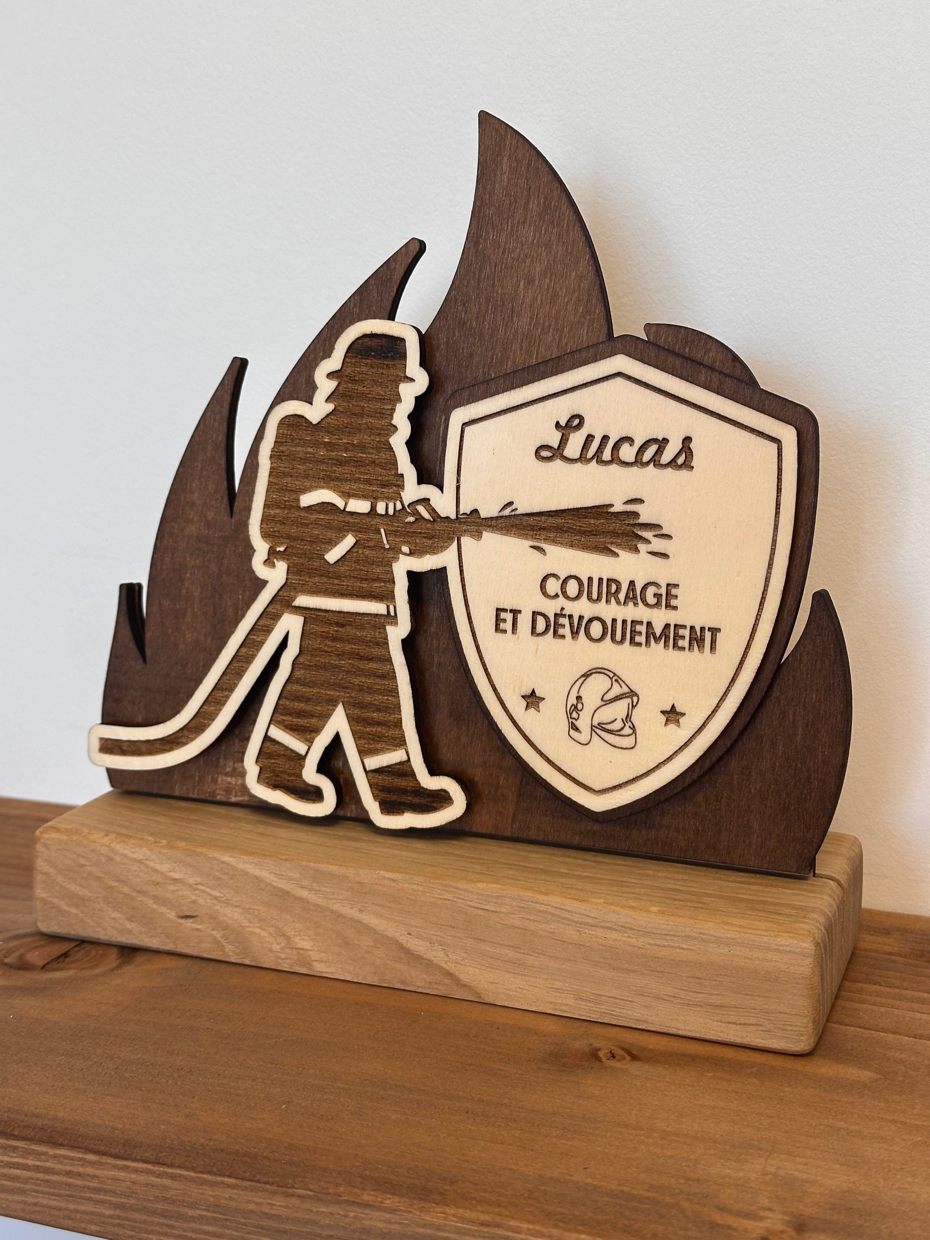 Trophée personnalisé en bois et plexiglass – fabrication sur mesure
