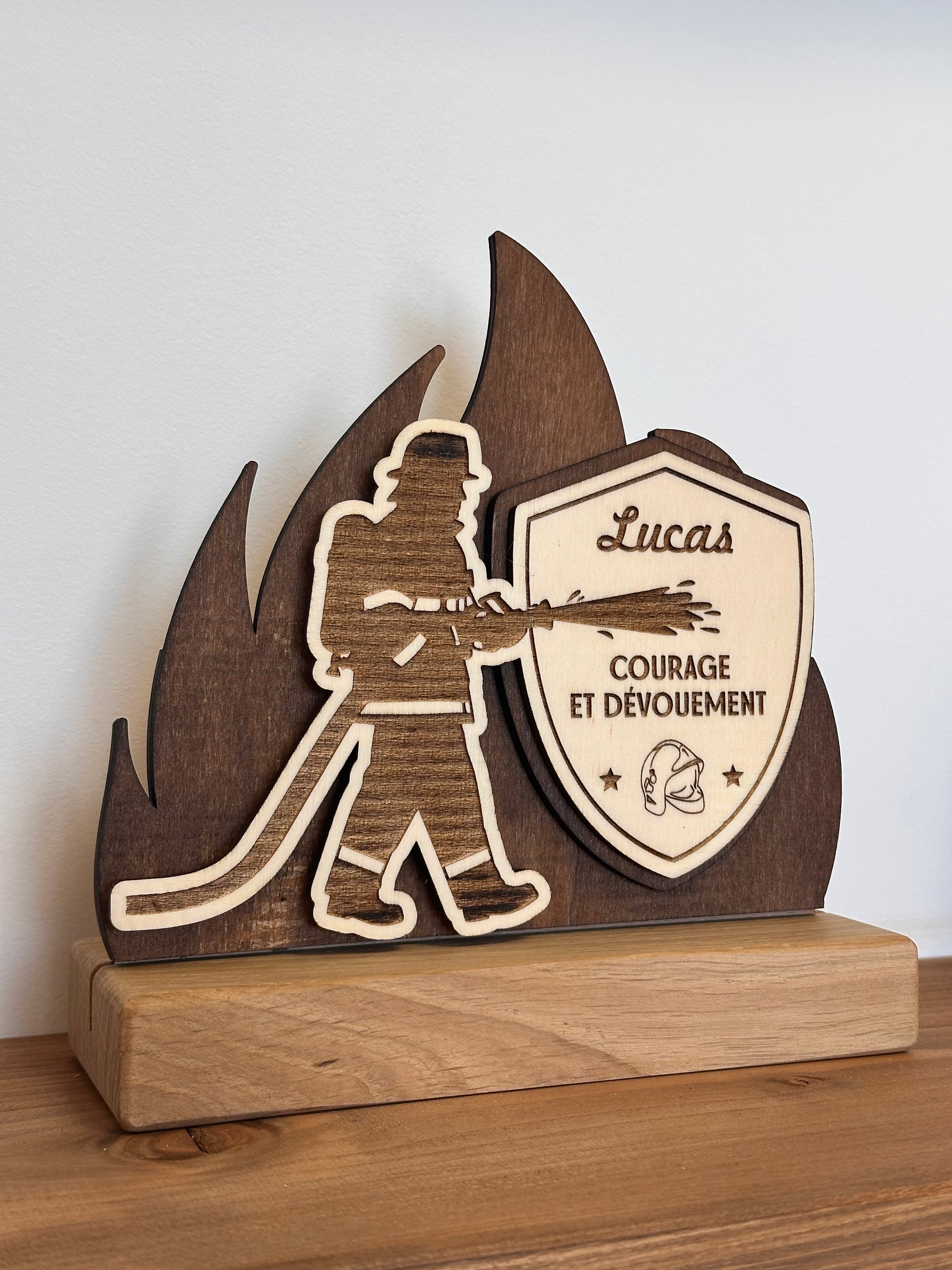 Trophée personnalisé en bois et plexiglass – fabrication sur mesure