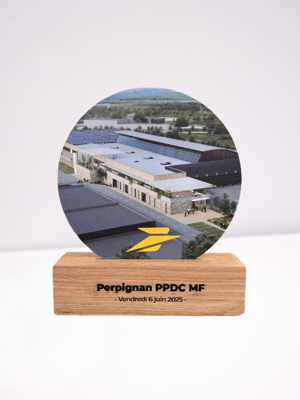 Trophée personnalisé en bois et plexiglass – fabrication sur mesure