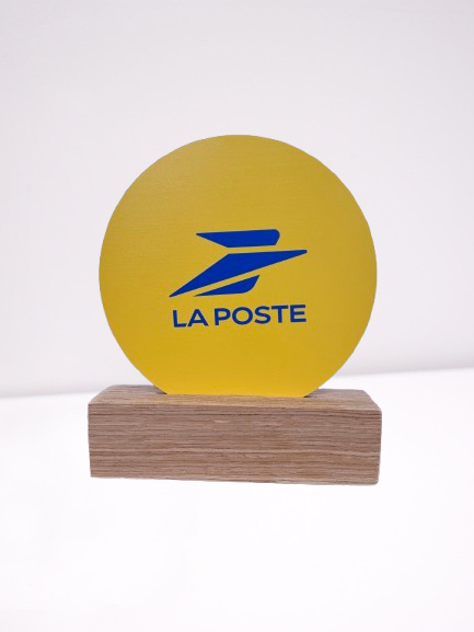 Trophée personnalisé en bois et plexiglass – fabrication sur mesure